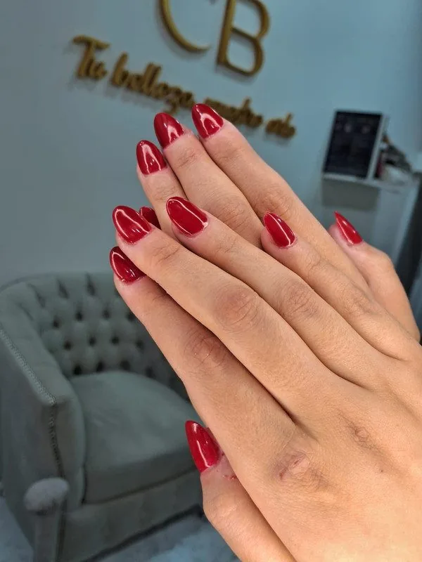 Manicuría con esmalte clásico OPI en CB Stylo Belleza, Villa Crespo