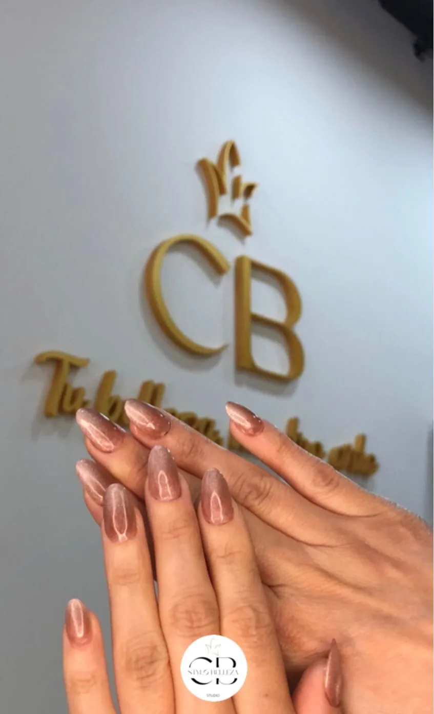 Manicuría semipermanente lisa en CB Stylo Belleza, Villa Crespo